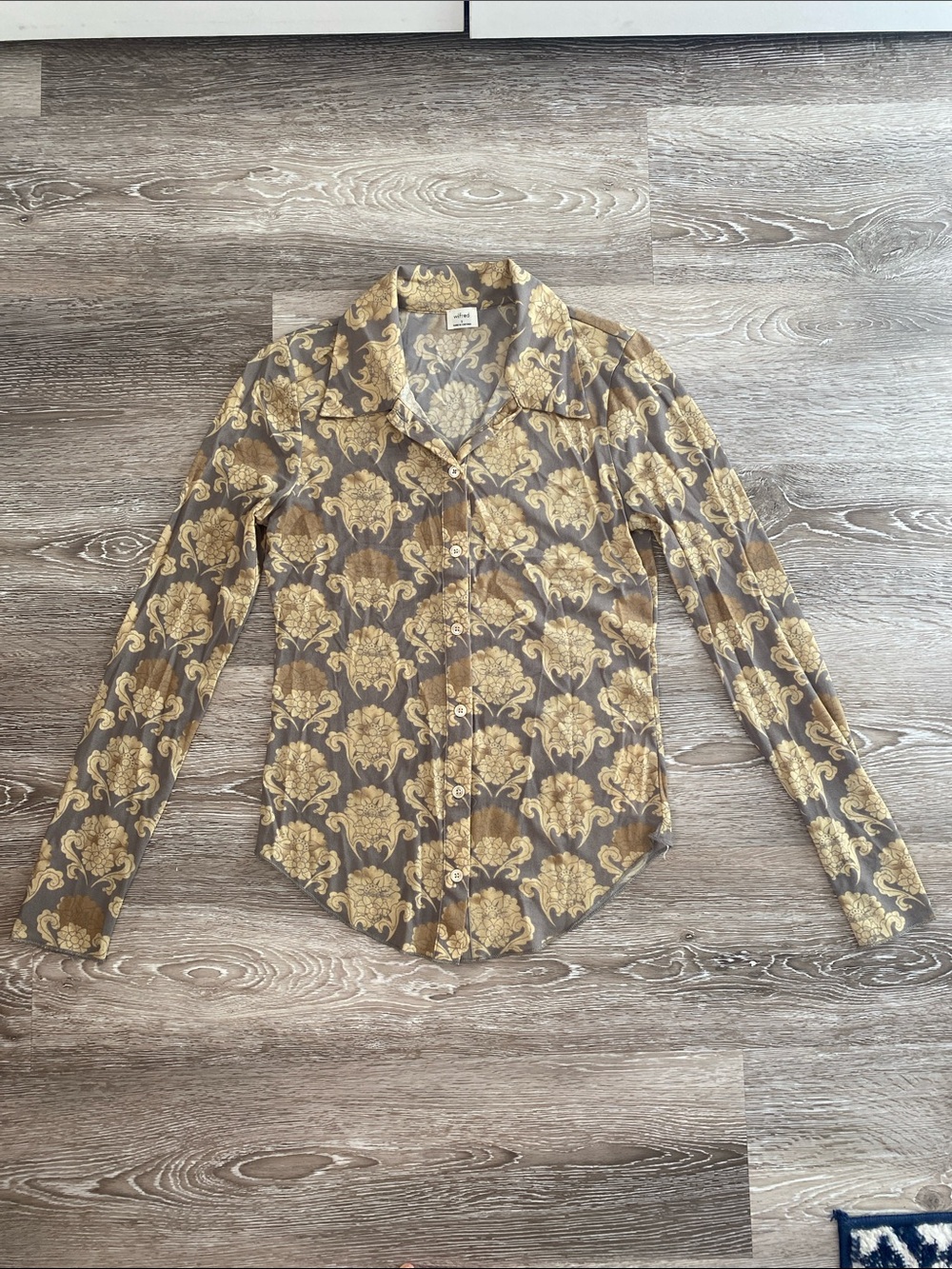 Women's Printed Button-Up Long Sleeve Top in Gold & Grey Floral